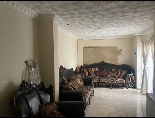 6 BEDROOM HOUSE FOR SALE IN MOROKA